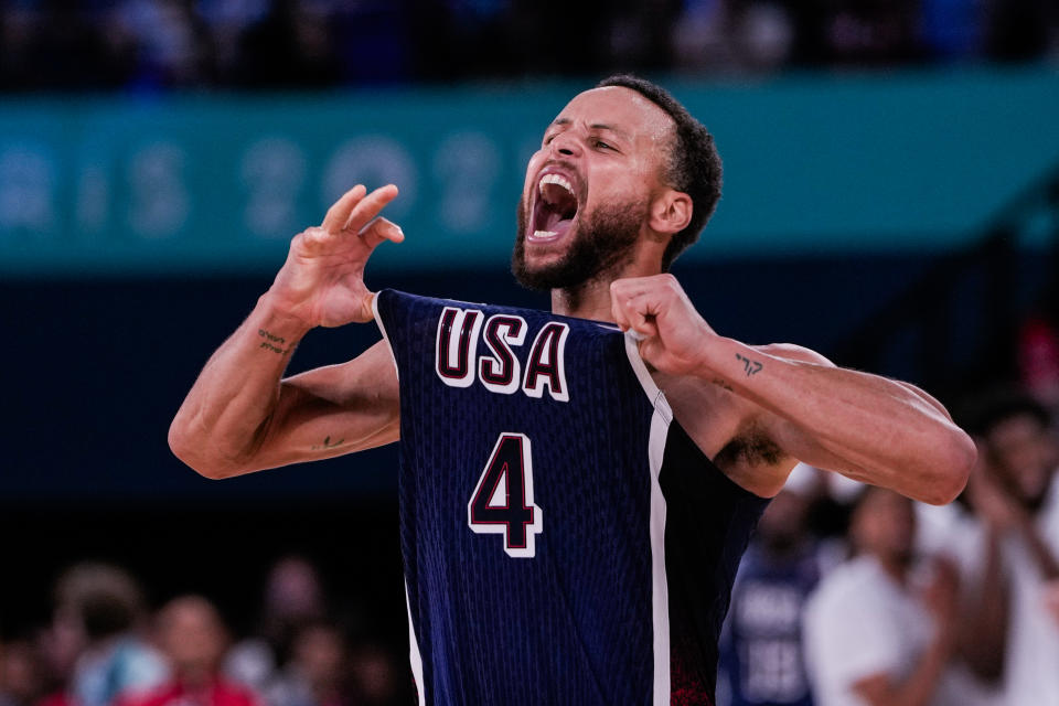 PARIS, PRANCIS - 10 AGUSTUS: Stephen Curry dari Tim Amerika Serikat merayakan kemenangan dalam Pertandingan Medali Emas Putra, Pertandingan ke-50, antara Prancis dan Amerika Serikat pada hari kelima belas Olimpiade Paris 2024 di Bercy Arena pada 10 Agustus 2024 di Paris, Prancis. (Foto oleh Jari Pestelacci/Eurasia Sport Images/Getty Images)