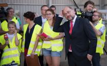 <p>Der Kanzlerkandidat der SPD, Martin Schulz, wirkt bei einem Firmenbesuch in Baden-Württemberg etwas ratlos. (Bild: Marijan Murat/dpa) </p>