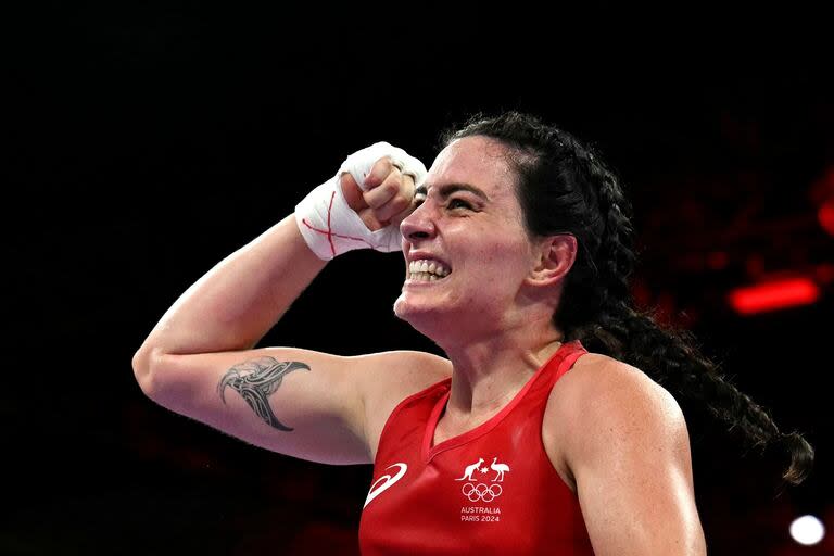 La australiana Caitlin Parker celebra después de ganar contra la mexicana Citlalli Vanessa Ortiz en la ronda preliminar femenina de boxeo de 75 kg, durante los Juegos Olímpicos de París 2024