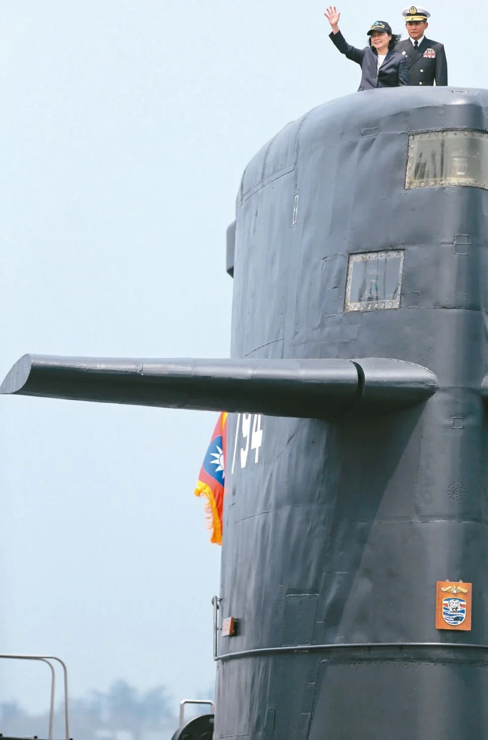 二○一七年三月，蔡英文總統（左）主持潛艦國造簽約儀式，宣示啟動潛艦國造。本報資料照片