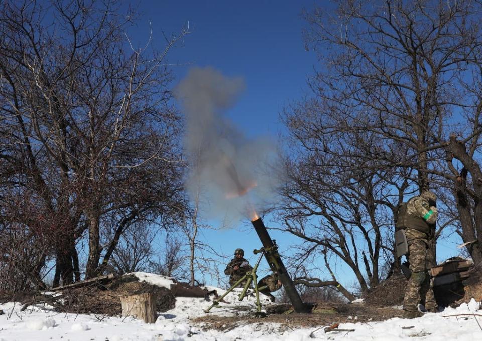 Des militaires ukrainiens tirent un mortier en direction de la position russe sur une ligne de front non loin de Bakhmout, dans la région de Donetsk, le 20 février 2023. (illustration) - ANATOLII STEPANOV / AFP