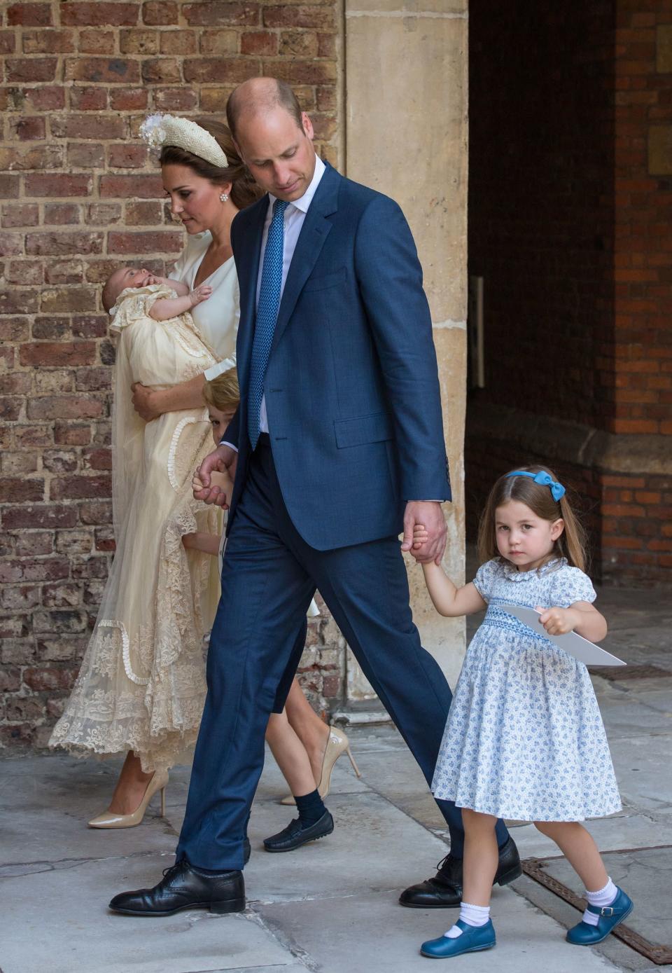<p>夏綠蒂小公主似乎又長高了！身高已到父親威廉王子的腰間，加上西服的高腰設計，夏綠蒂小公主的腿長有實足的高挑模特潛力。</p> <cite>Getty Images</cite>