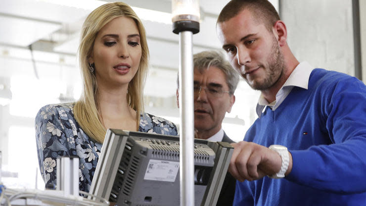 Die Präsidententochter informiert sich bei Siemens über das deutsche Ausbildungssystem. Aus gutem Grund: Die duale Ausbildung ist in den USA kaum verbreitet – könnte aber gegen den Fachkräftemangel helfen.