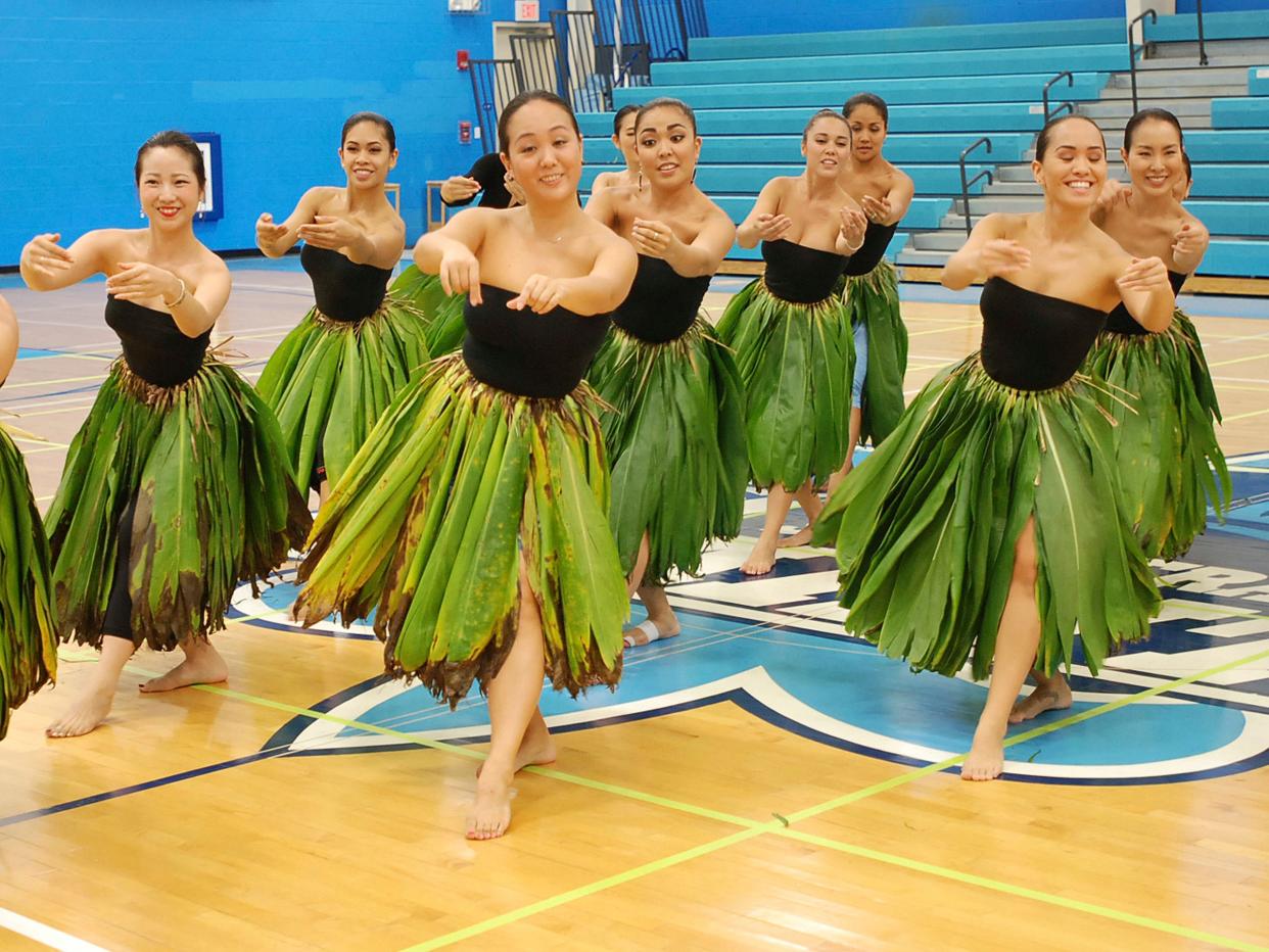 hula dancers