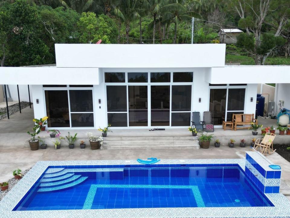 Der Außenbereich des Anwesens verfügt unter anderem über einen Pool. - Copyright: Greg and Wilma Maroney/Building the Philippines