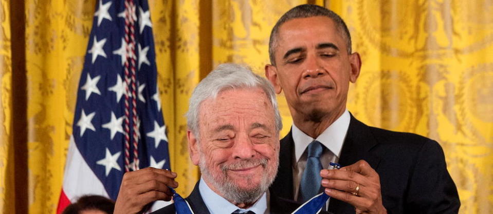 Considéré comme l'un des plus grands compositeurs de comédie musicale, Stephen Sondheim avait reçu en 2015 la médaille présidentielle de la Liberté, la plus haute distinction civile, des mains de Barack Obama.
