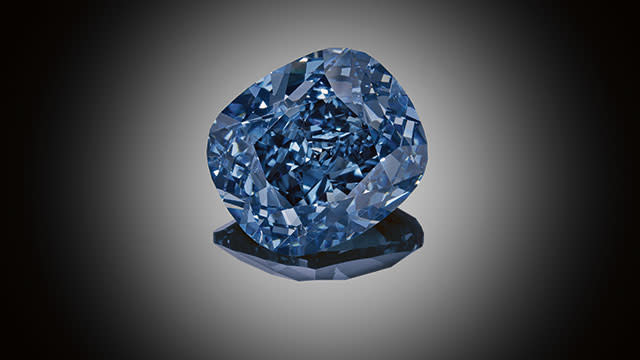 <p>El diamante “La Luna Azul” ostentaba el récord anterior de los diamantes azules, fue vendido en 2015 por 48.4 millones de dólares en la casa de subastas Sotheby’s, en Ginebra. Lo compró el coleccionista privado Joseph Lau, de Hong Kong. (Sotheby’s) </p>