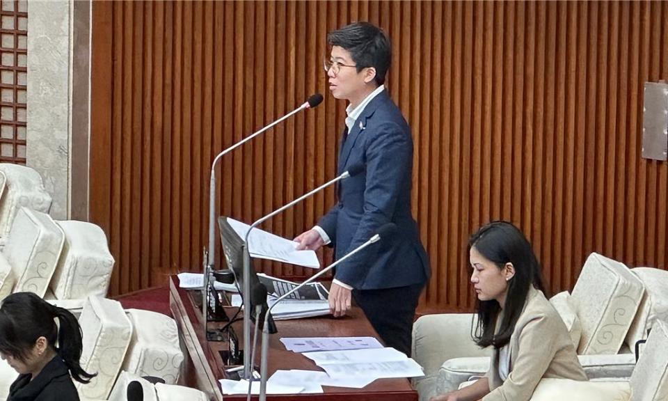 針對大巨蛋是否能舉辦演唱會，北市議會國民黨團提案要求市府再度函示內政部。社民黨議員苗博雅25日則在大會中提議，要求追加審查意見，明定「議會決議不影響使照變更」、「若未來市府變更使照註記，市府須提高大巨蛋營收分潤比例」等條件。（丁上程攝）