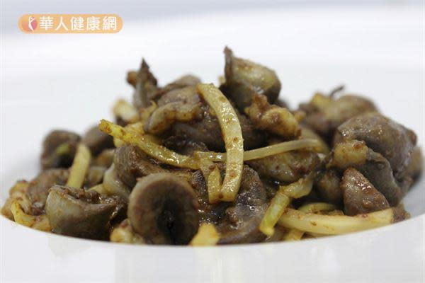 腰子除了可加入麻油一起料理，也可以改用青椒、鳳梨、蒜苗清炒，吃起來更清爽。