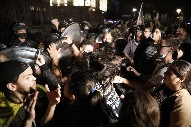 Tensión frente a Casa Rosada con grupo de escépticos respecto al coronavirus y la pandemia que se congregó en Plaza de Mayo.