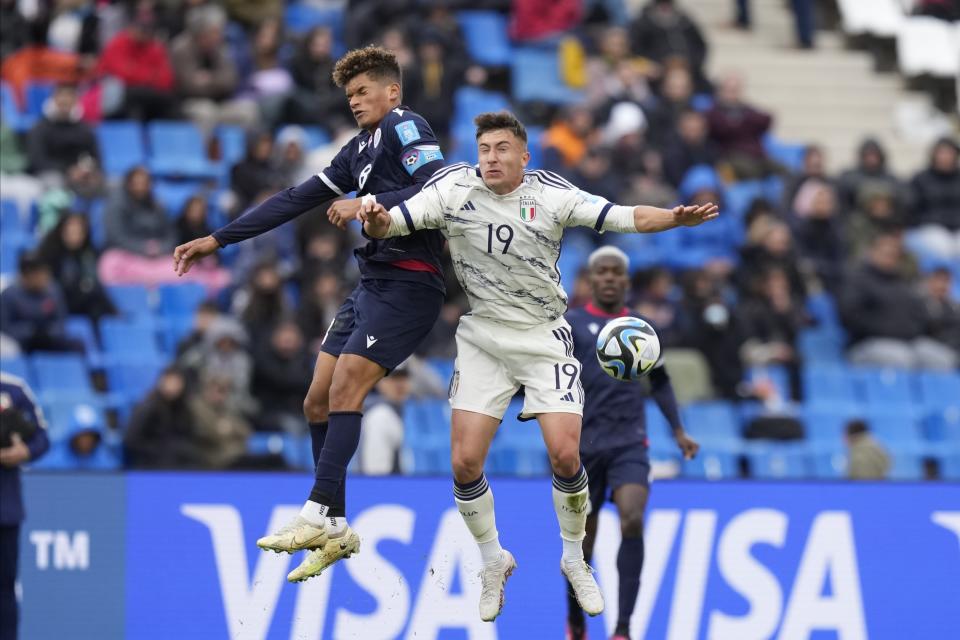 Ángel Montes De Oca de República Dominicana salta por el balón frente a Duccio Degli Innocenti de Italia en el encuentro del Grupo D en el Mundial Sub-20 en Mendoza, Argentina el sábado 27 de mayo del 2023. (AP Foto/Natacha Pisarenko)