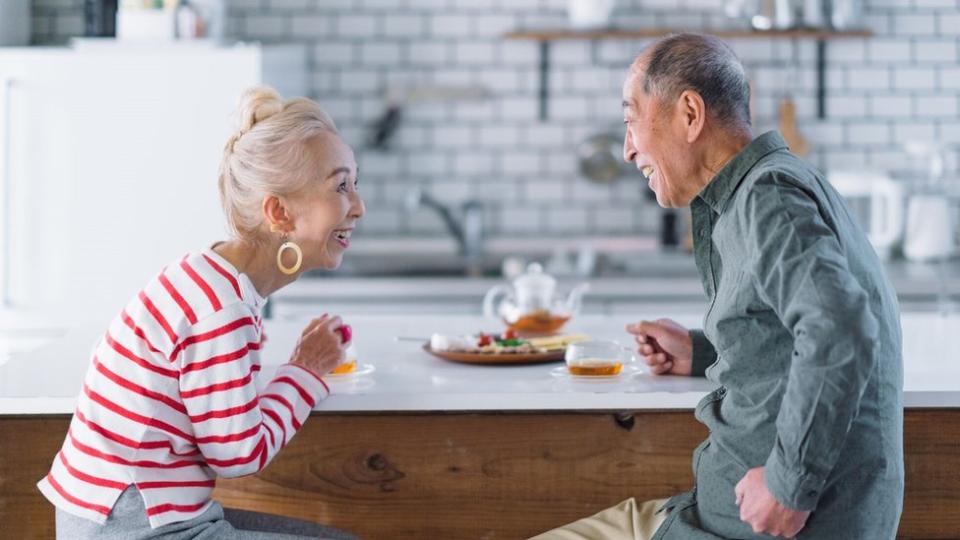 Mujer y hombre hablando