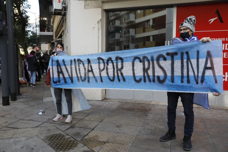 Carteles con horas de trabajo encima, de un militante que vino desde San Nicolás