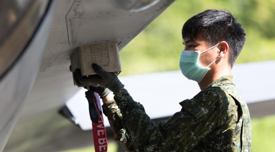 地勤人員進行空軍各型飛機檢查作業。   圖:軍聞社提供