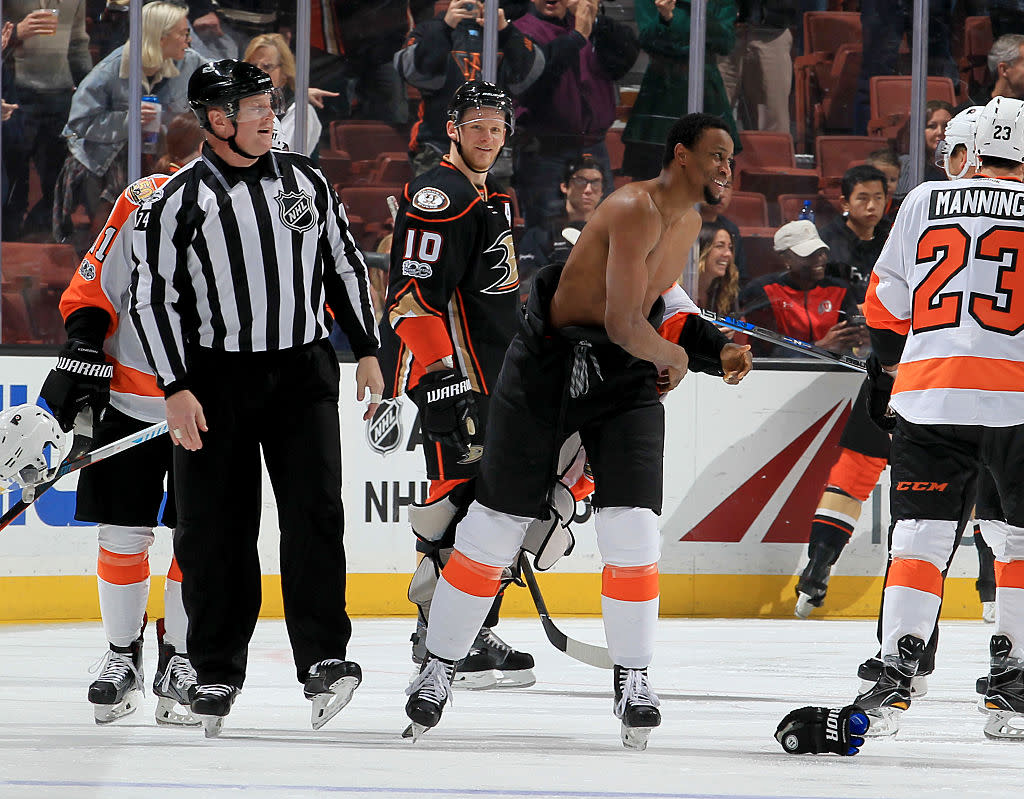 Philadelphia Flyers vs New Jersey: Welcome Back Wayne Simmonds