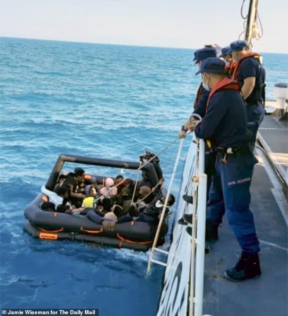 希臘海防硬把難民船推走。（翻自《每日郵報》）