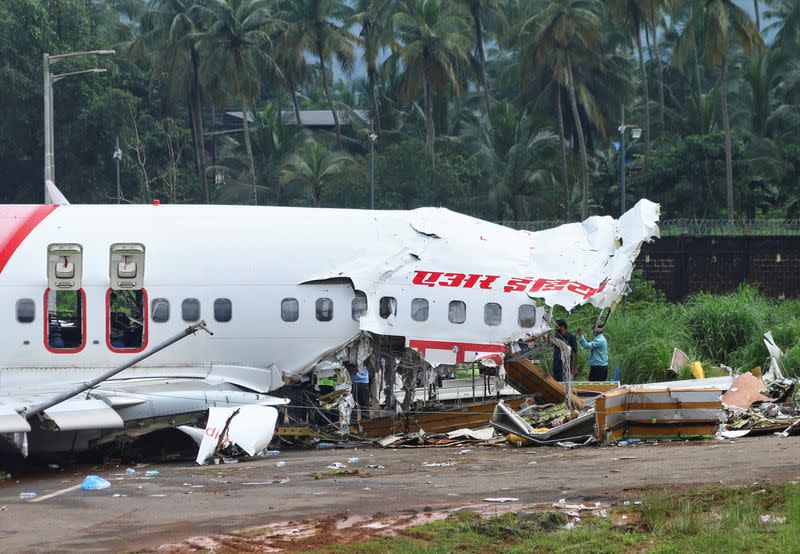 Las autoridades inspeccionan el lugar donde se estrelló un avión de pasajeros al sobrepasar la pista del Aeropuerto Internacional de Calicut en Karipur