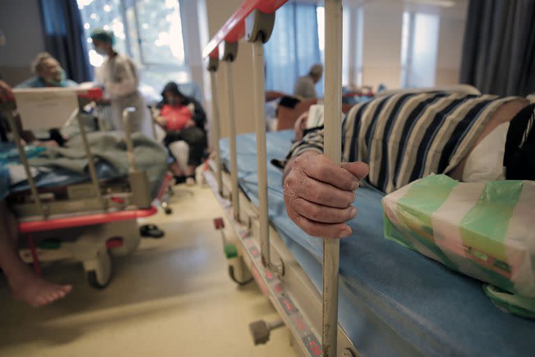 Pacientes con coronavirus en un hospital de Bucarest (AP Photo/Andreea Alexandru)