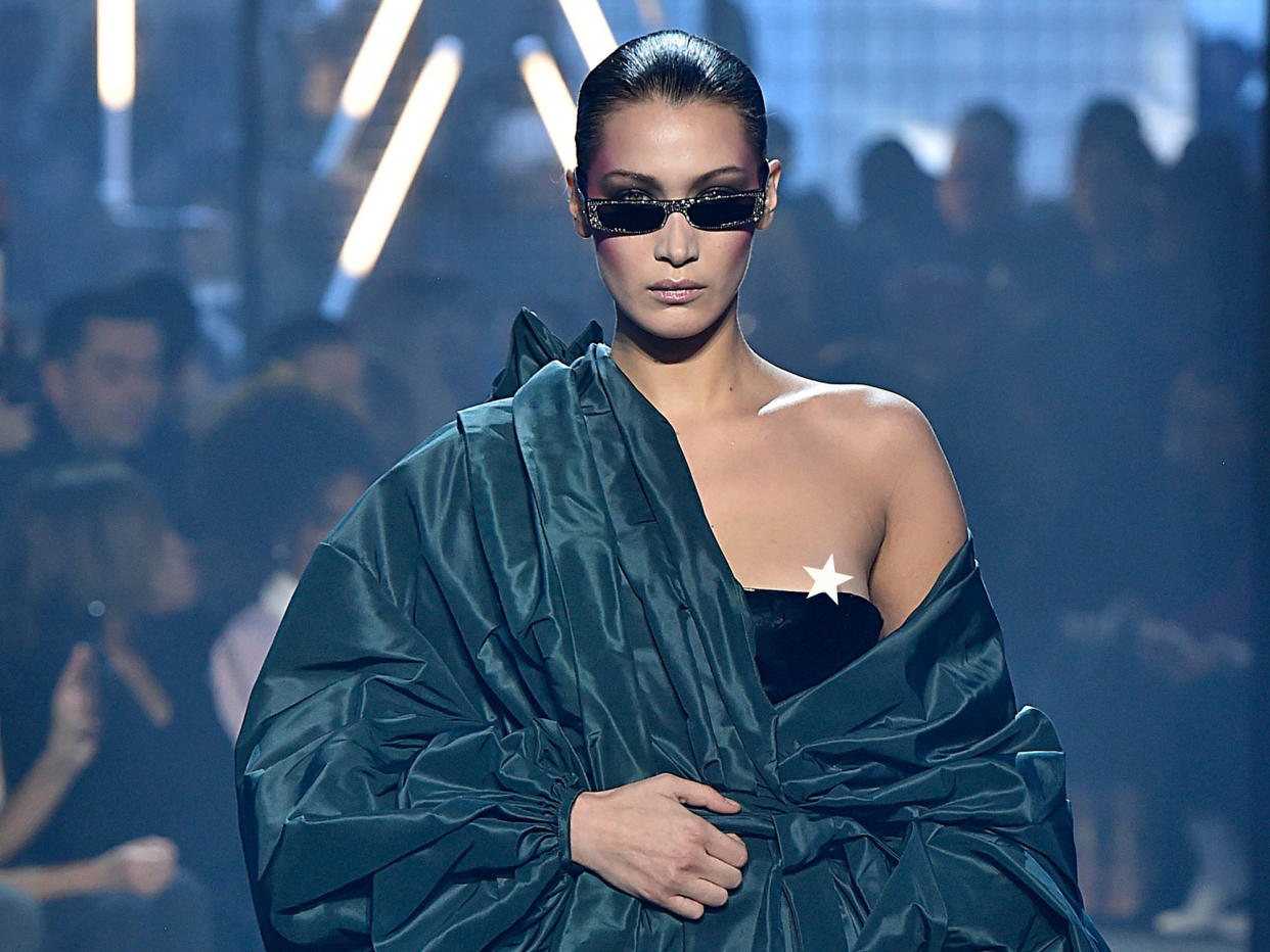 Bella Hadid lief am Mittwoch bei der Show von Alexandre Vauthier trotz Nippel-Blitzer unbeirrt weiter. (Bild: Getty Images/ Victor VIRGILE)