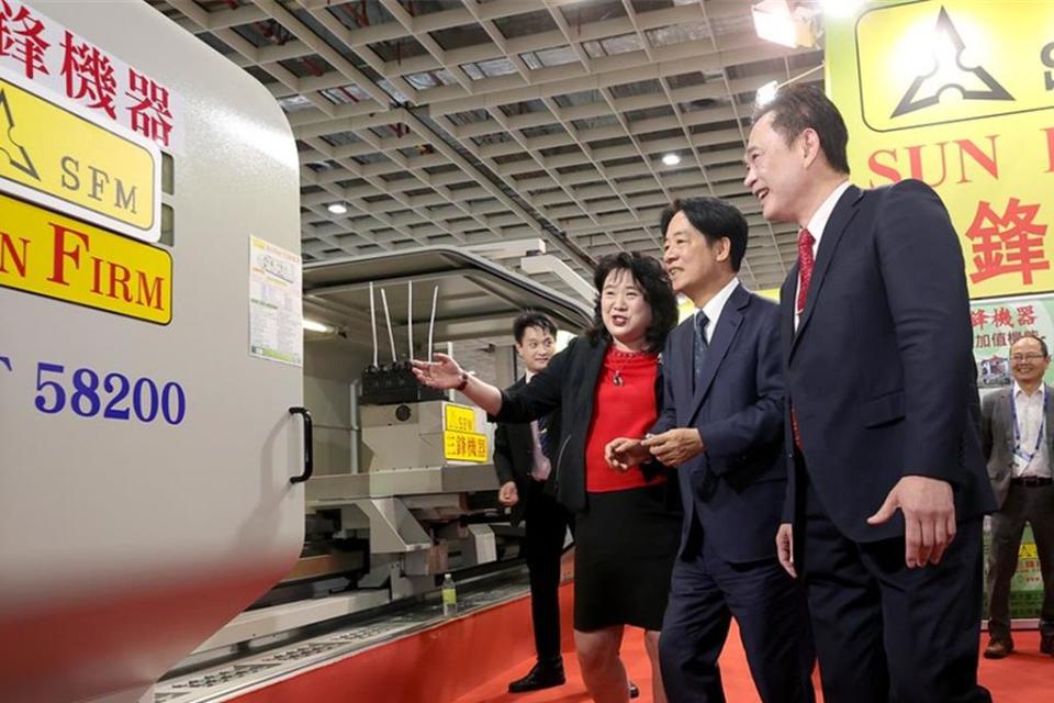 副總統賴清德28日出席「2024台灣國際工具機展」，盼與業者攜手合作讓工具機更上層樓。圖／總統府提供