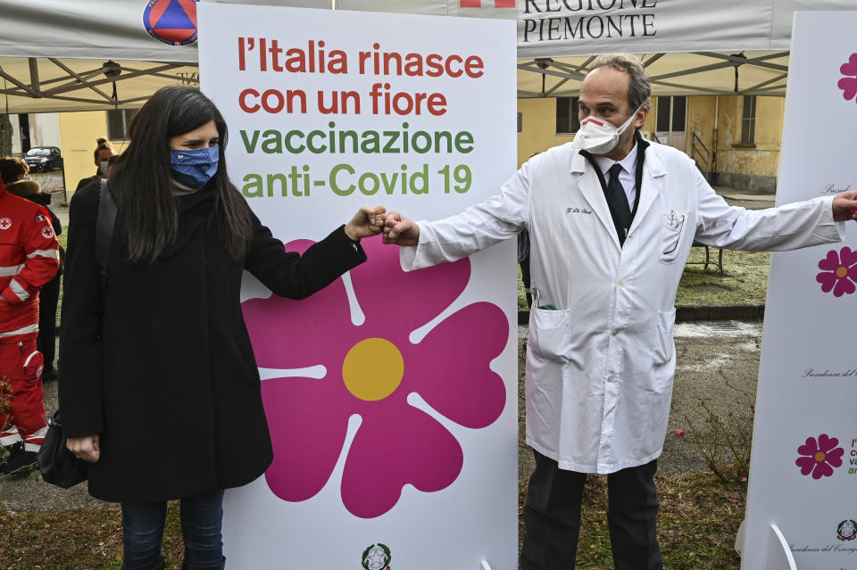 Chiara Appendino, sindaco di Torino, e il dottor Giovanni Di Perri davanti all'ospedale Amedeo di Savoia (Photo by Diego Puletto/Getty Images)