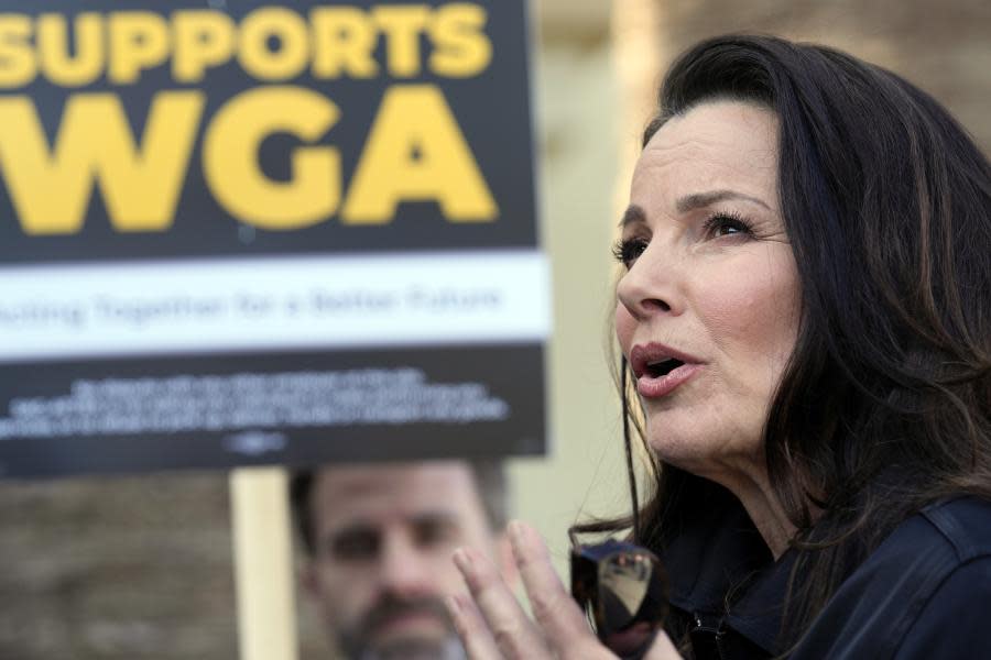 Fran Drescher critica a los productores por abandonar las negociaciones y dice que no quieren ceder sobre el uso de IA