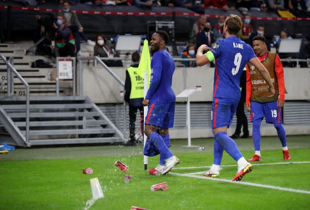 Raheem Sterling, qui célèbre ici son but alors que des supporters hongrois lancent des gobelets dans sa direction, a été visé par des chants racistes lors du match Hongrie-Angleterre le 2 septembre 2021, selon les médias britanniques. (Photo: CARL RECINE via REUTERS)