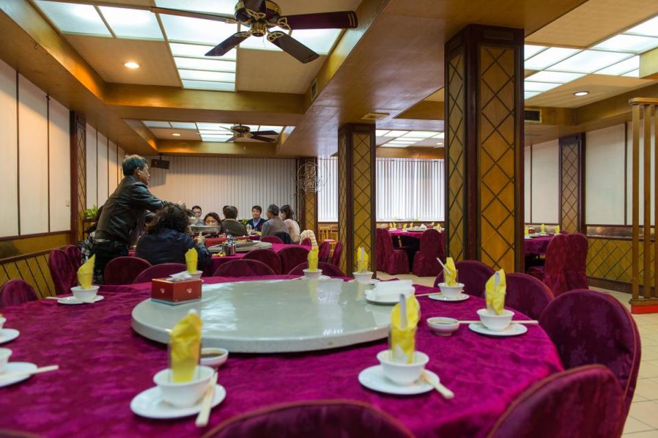 「欣欣餐廳」桌椅皆套上喜氣花布，頗有吃辦桌的氛圍。