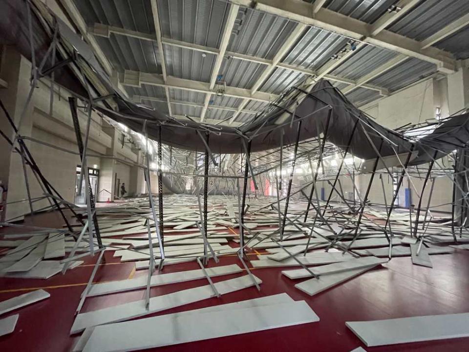 桃園市八德國民運動中心羽球館天花板崩塌，1名民眾受到輕傷，外界追究責任歸屬。（圖／取自記憶八德）