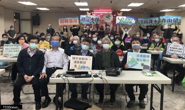 市府產發處邀熱愛登山健行市民組成「山林守衛隊」，並辦理培訓課程，共有超過七十名登山健行同好參與，一同保護山林，落實實踐里山。〈圖：市府產發處提供〉