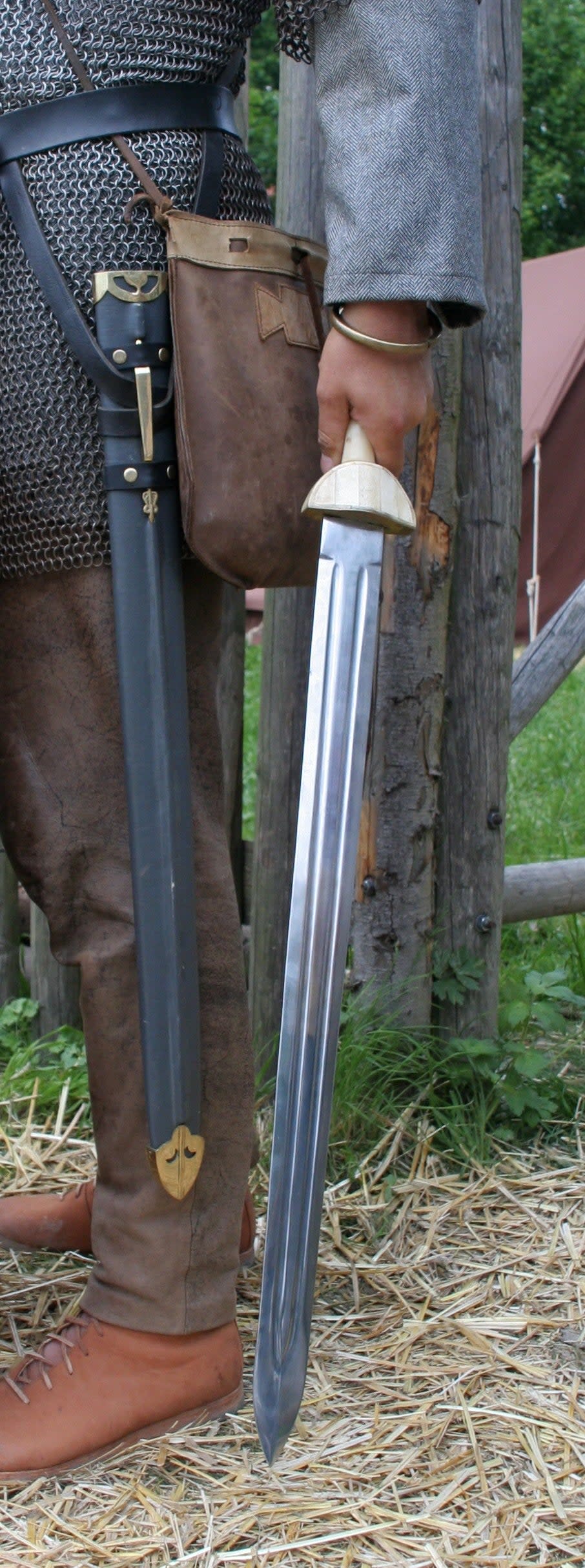 Roman era reenactor holding a replica late Roman <em>spatha</em>. <em>Matthias Kabel </em>via <em>Wikimedia Commons, CC-BY-3.0</em>