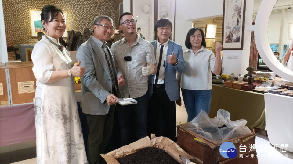 鑑定專家秦嗣林茶文化專家吳德亮等人出席60年老茶開箱儀式