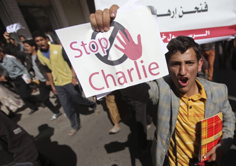 Lors d'une manifestation contre Charlie Hebdo à Sanaa, au Yémen. En visite à Tulle pour présenter ses voeux aux territoires, François Hollande a opposé samedi aux manifestations hostiles à l'hebdomadaire satirique survenues dans plusieurs pays "l'idéal" et les "valeurs" de la France, jugeant que la défense des libertés et de la laïcité d'expression contribuait à son rayonnement. /Photo prise le 17 janvier 2015/REUTERS/Mohamed al-Sayaghi