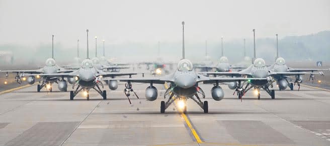 嘉義空軍基地的F-16V，5日在基地排出大象走路隊形展示戰力。攝影／黃子明