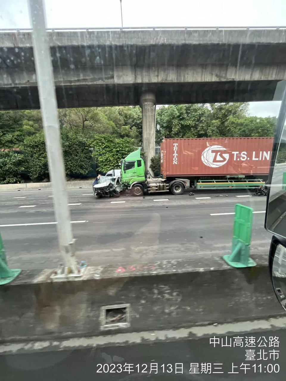 <strong>國道1號東湖交流道發生嚴重車禍。（圖／記者爆料網）</strong>