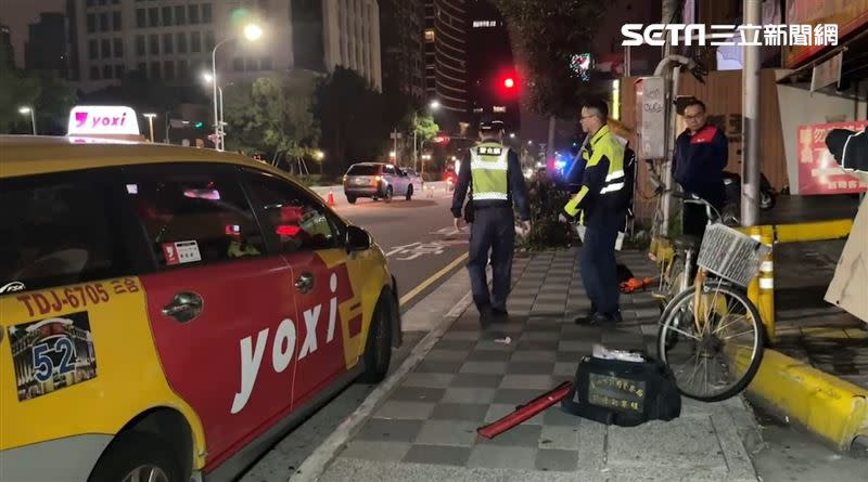 嫌犯駕車前後衝撞警車，再衝上人行道、追撞一旁的計程車後逃逸。(圖／翻攝畫面)