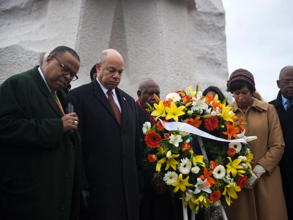 El secretario de Seguridad Nacional y el alcalde de Washington DC, junto con el presidente y director general de la Fundación Martin Luther King Jr. Memorial, dejan una corona de flores en el monumento a MLK durante una ceremonia en el National Mall, en Washington DC, en 2015 (Getty)