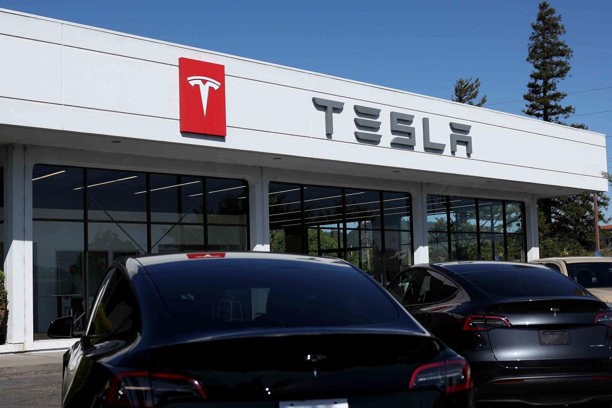 Tesla's US Electric Vehicle Market Share Dips Below 50% for First Time Amid Intensifying Competition