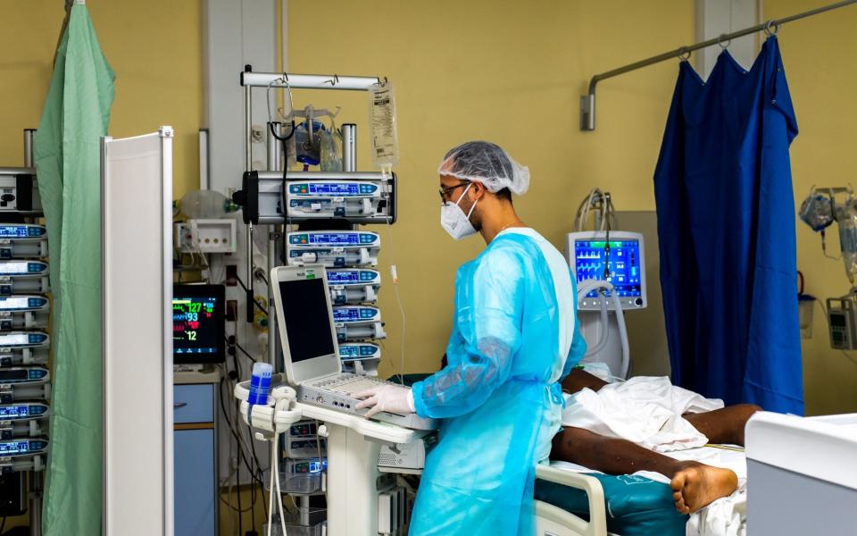 A nurse on shift in the intensive care unit in  Pointe-a-Pitre, Guadeloupe - LARA BALAIS /AFP