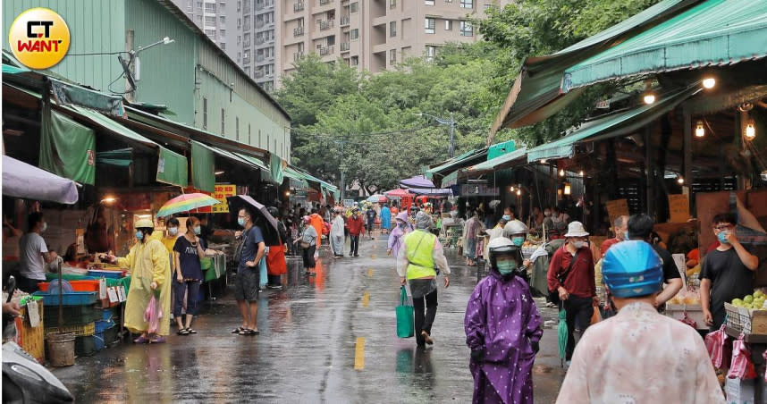 下雨天的傳統市場人潮較少，攤販通常會流血促銷，成為許多精打細算主婦的搶購時機。（圖／林士傑攝）