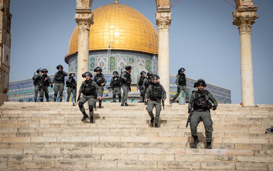 Israeli police use tear gas, rubber bullets and stun grenades to disperse Palestinians who were on guard Al-Aqsa Mosque  - Eyad Tawil/Anadolu