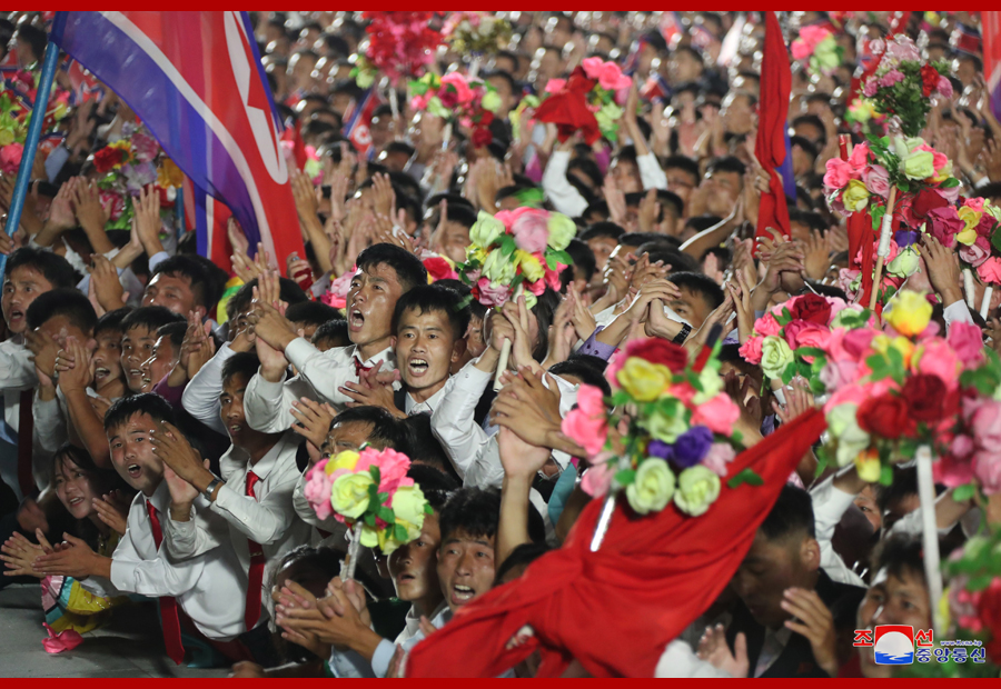 北韓朝鮮勞工境遇悲慘，實為「國家奴工」。圖為北韓73周年國慶，現場民眾高喊「萬歲」、「誓死保衛金正恩」。   圖 : 翻攝自朝中社