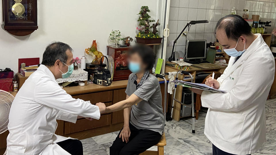 台中慈院中醫部黃仲諄主任（左）幫往診鄉親把脈。