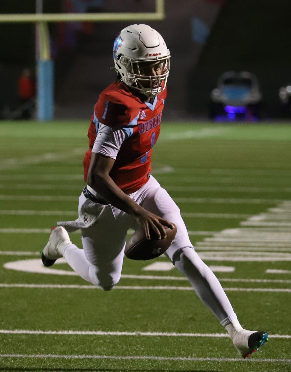 Hirschi's Jimmell McFalls runs into the end zone against Sweetwater on Friday, Oct. 27, 2023, at Memorial Stadium.