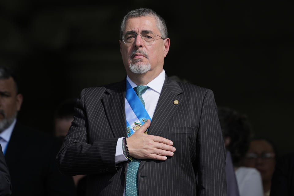 El presidente Bernardo Arévalo escucha el himno nacional en la entrega de mando del Ejército como comandante de las Fuerzas Armadas en la plaza de la Constitución en Ciudad de Guatemala, el lunes 15 de enero de 2024, la mañana posterior a su investidura. (AP Foto/Moisés Castillo)