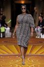 <p>Un mannequin grandes tailles défile pour Christian Siriano vêtue d’une robe à motif léopard, des talons assortis et des lunettes très félines lors de la Fashion Week de New York. (Photo: Getty Images) </p>