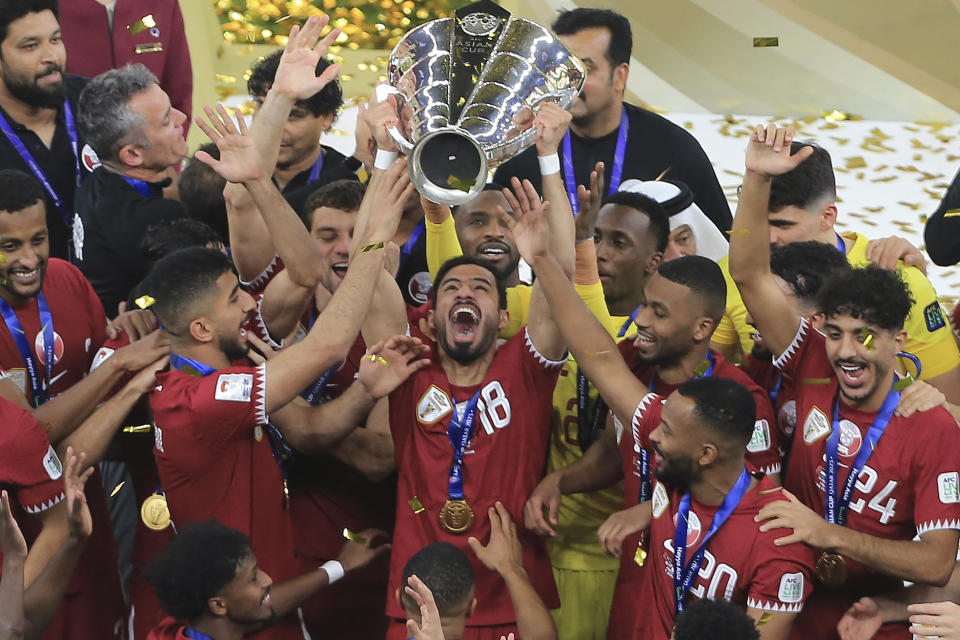 La selección de Qatar celebra la conquista de la Copa Asiática tras vencer a Jordania en la final, el sábado 10 de febrero de 2024, en Lusail (AP Foto/Hussein Sayed)