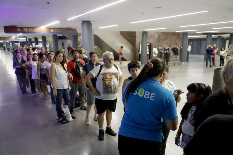 Largas filas para registrar la SUBE en la estación Constitución