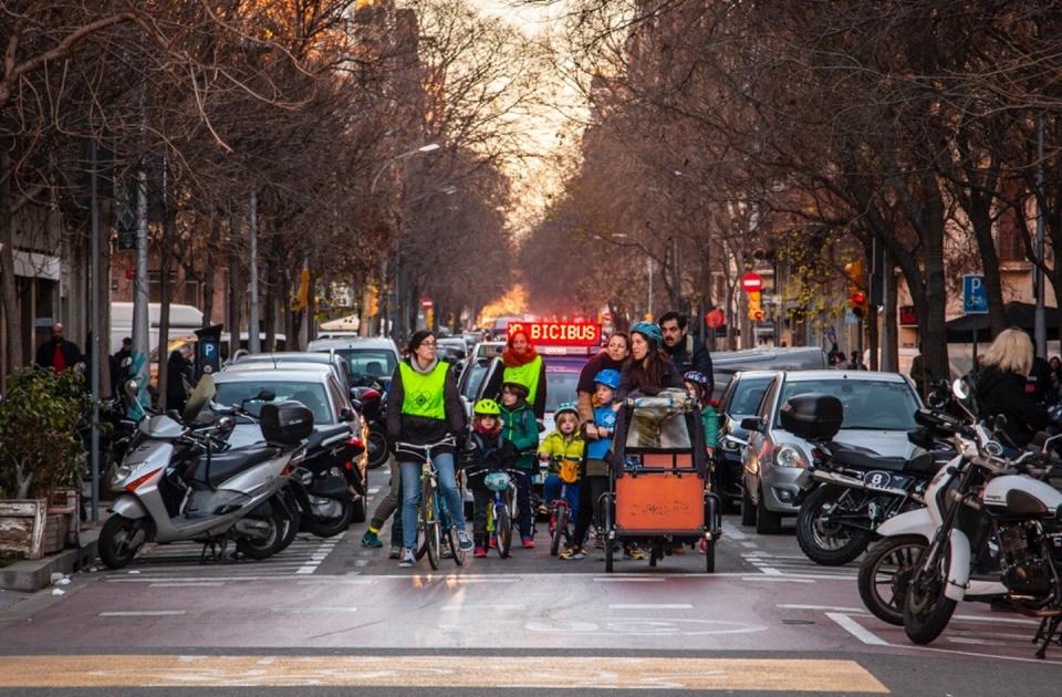 BiciBús en Barcelona. <a href="https://citylabbcn.org/wp-content/uploads/2023/04/WhatsApp-Image-2023-03-10-at-8.58.13-AM.jpeg" rel="nofollow noopener" target="_blank" data-ylk="slk:Calvox Periche/CityLab Barcelona;elm:context_link;itc:0;sec:content-canvas" class="link ">Calvox Periche/CityLab Barcelona</a>