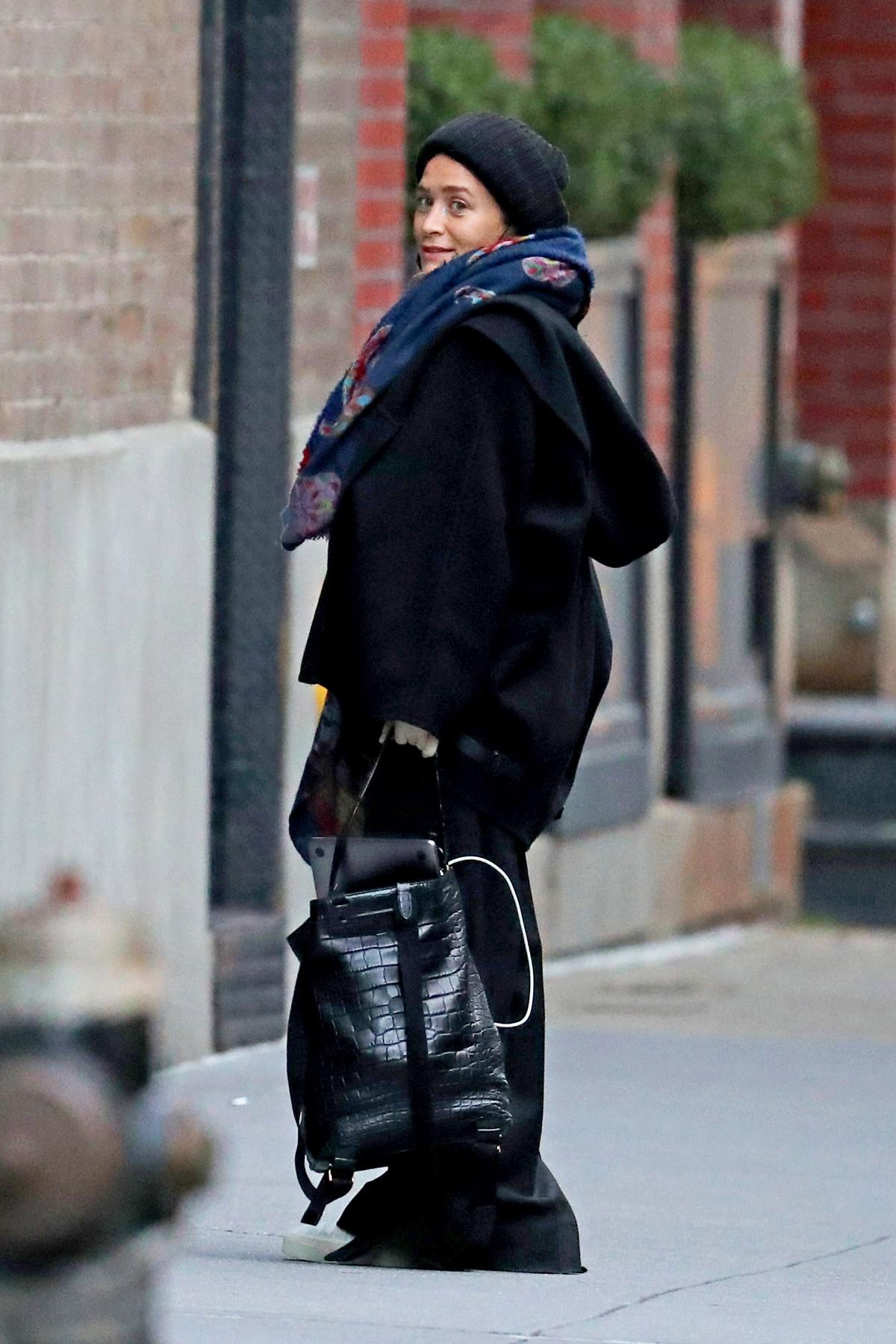 here's ashley olsen wearing the louis vuitton speedy! we have this